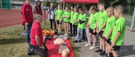 Uczestnicy turnieju obserwują pokaz udzielania pierwszej pomocy