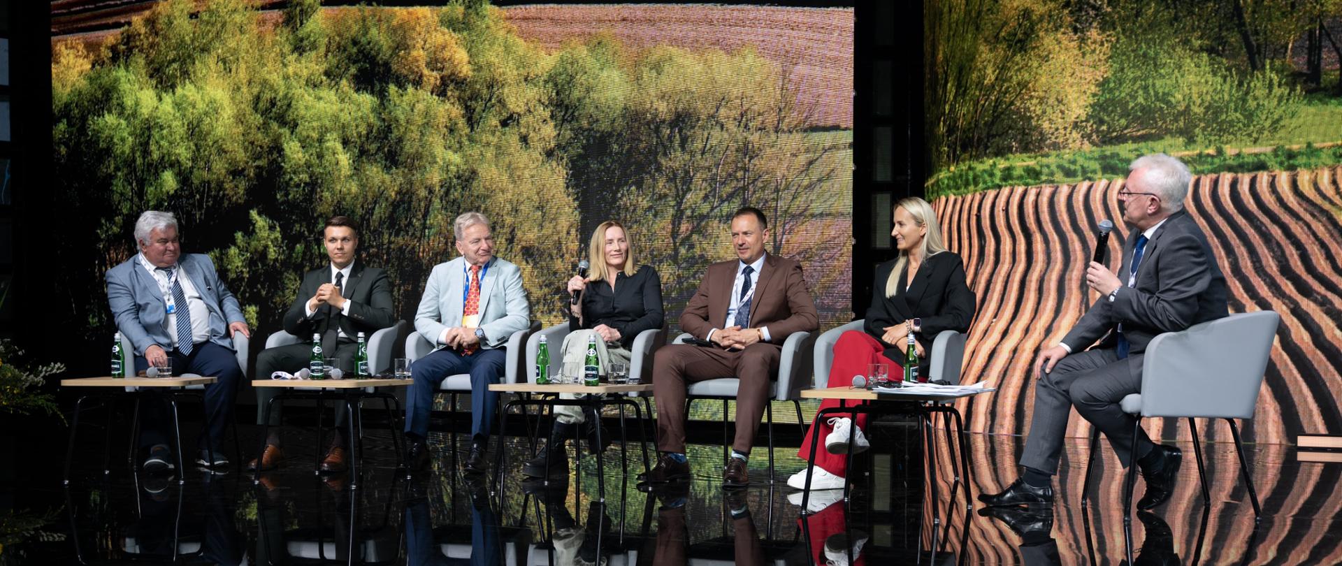 Participants in the panel discussion ‘Physical activity, rural tourism, athletes – Presentations of Olympians’ (photograph: MRiRW)