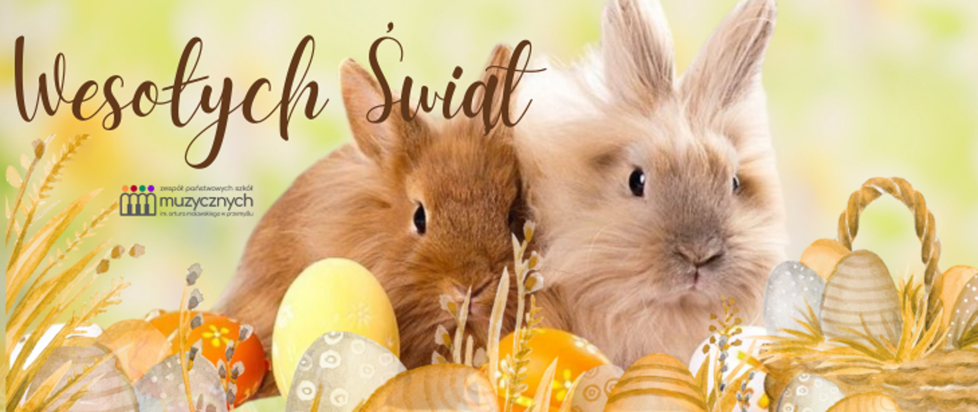 Wielkanocna kartka z życzeniami 'Wesołych Świąt' w języku polskim. Na środku grafiki dwa króliki siedzące wśród kolorowych pisanek i wielkanocnych dekoracji w odcieniach żółci, pomarańczu i beżu. W tle pastelowe, rozmyte kolory wiosenne. Po lewej stronie znajduje się logo Zespołu Państwowych Szkół Muzycznych w Przemyślu.
