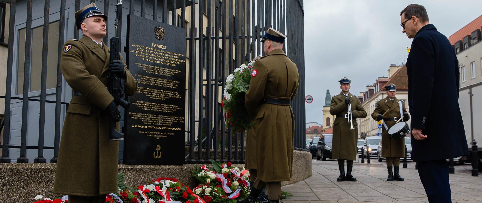 Premier Mateusz Morawiecki składa kwiaty przed tablicą Pamięci Żołnierzy Okręgu Armii Krajowej Warszawa-Miasto z okazji 80. rocznicy wybuchu powstania w getcie warszawskim.