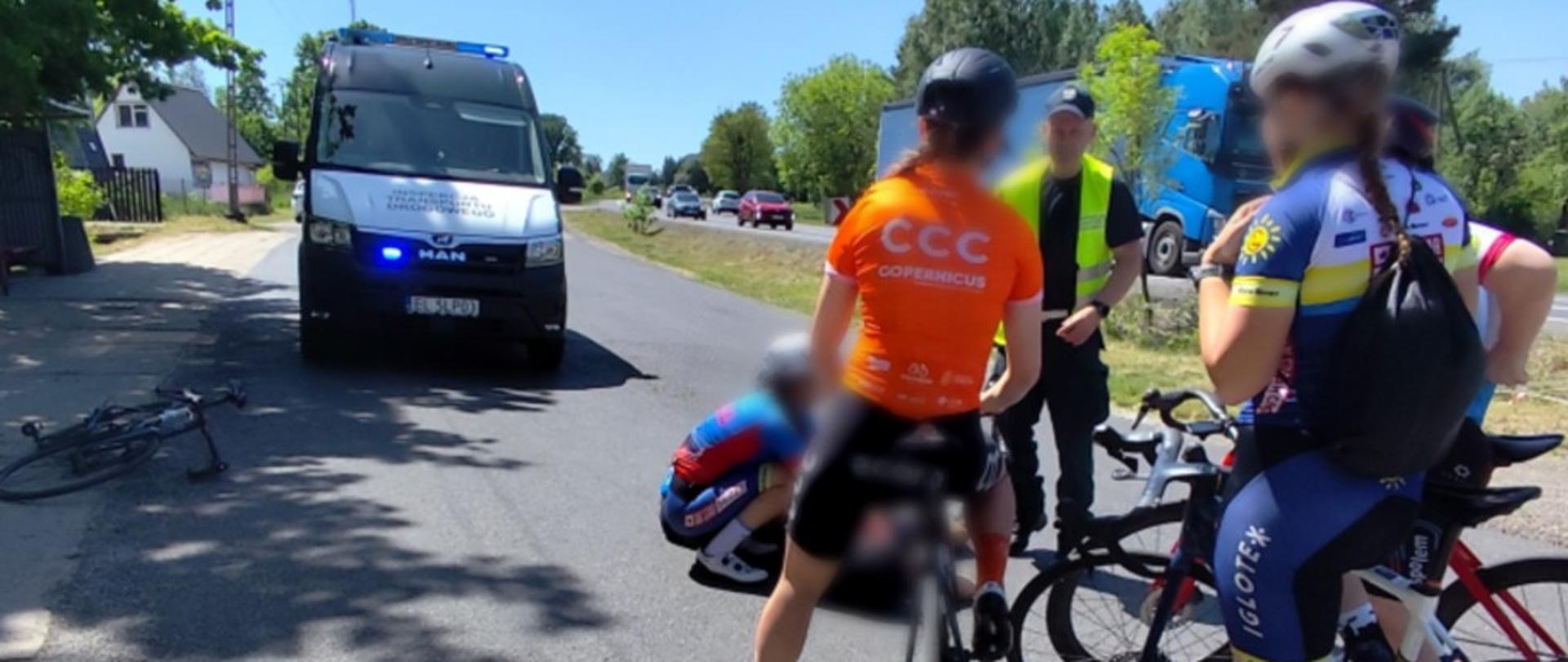 Inspektorzy WITD udzielający pomocy poszkodowanej rowerzystce w Łodzi
