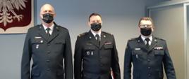 Zdjęcie przedstawia od lewej: Zastępcę Komendanta Miejskiego PSP bryg. mgr Radosława Pułtoraka, Zastępcę Komendanta Miejskiego PSP st. bryg dr inż. Tomasza Gierasimiuka, Zastępcę Komendanta Wojewódzkiego PSP st. bryg. mgr inż. Roberta Tadeusza Dzierżek