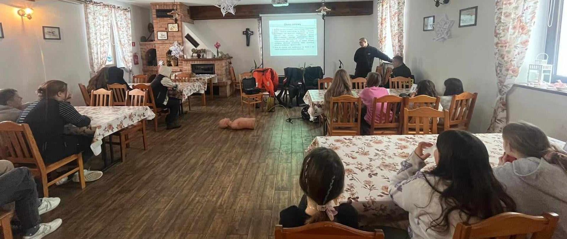 Strażacy pokazują wyposażenie strażackie uczestnikom ferii zimowych oraz przeprowadzają pogadankę nt. bezpiecznego wypoczynku zimowego