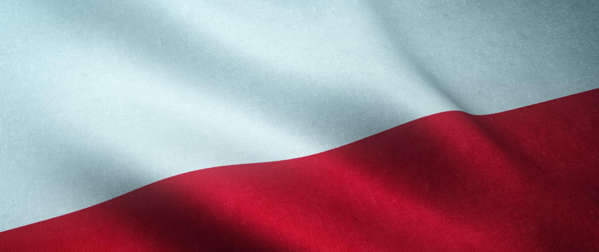 Przybliżenie na falująca flagę Polski, ujętej w pozycji diagonalnej.