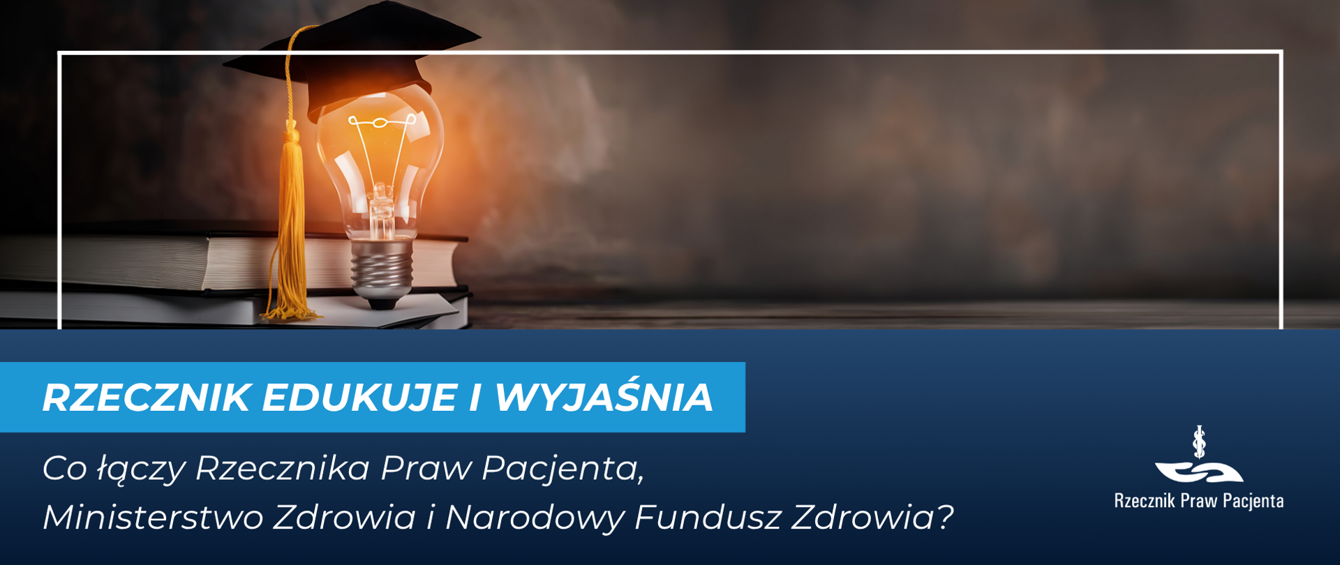Rozświetlona żarówka z biretem, obok książki 