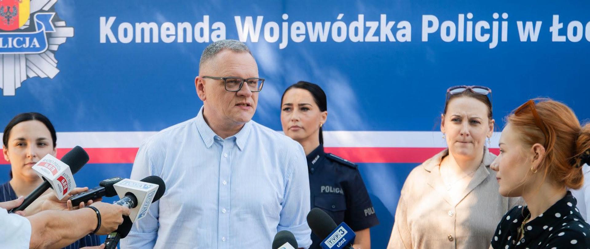 Dyrektor Generalny Łódzkiego Urzędu Wojewódzkiego w Łodzi Marcin Szmaja podczas konferencji prasowej 