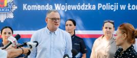Dyrektor Generalny Łódzkiego Urzędu Wojewódzkiego w Łodzi Marcin Szmaja podczas konferencji prasowej 