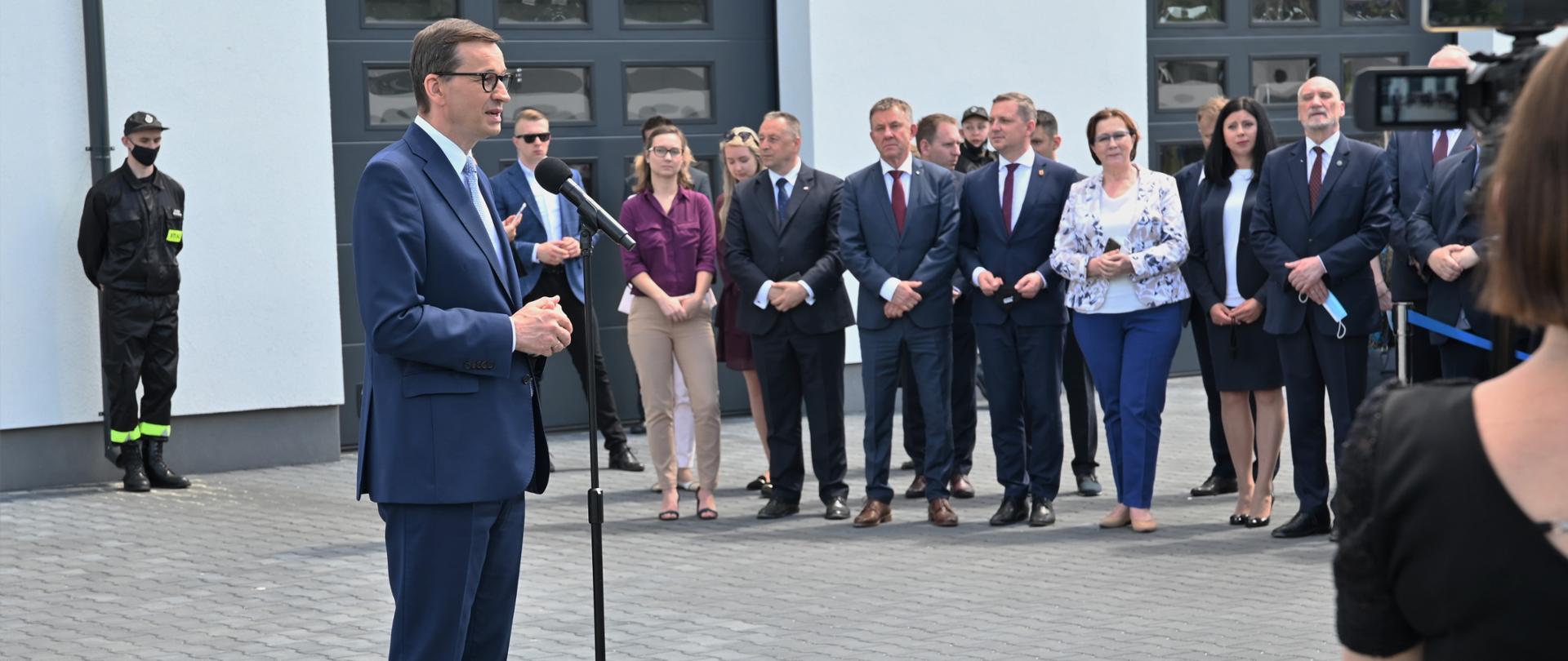 Premier Mateusz Morawiecki w województwie łódzkim przemawia podczas konferencji 
