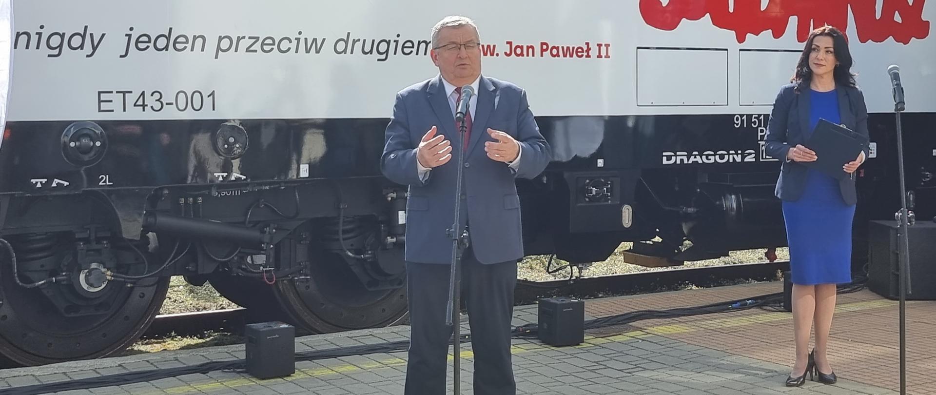 Minister infrastruktury Andrzej Adamczyk podczas przekazania przez nowosądecką firmę NEWAG nowych lokomotyw spółce PKP Cargo