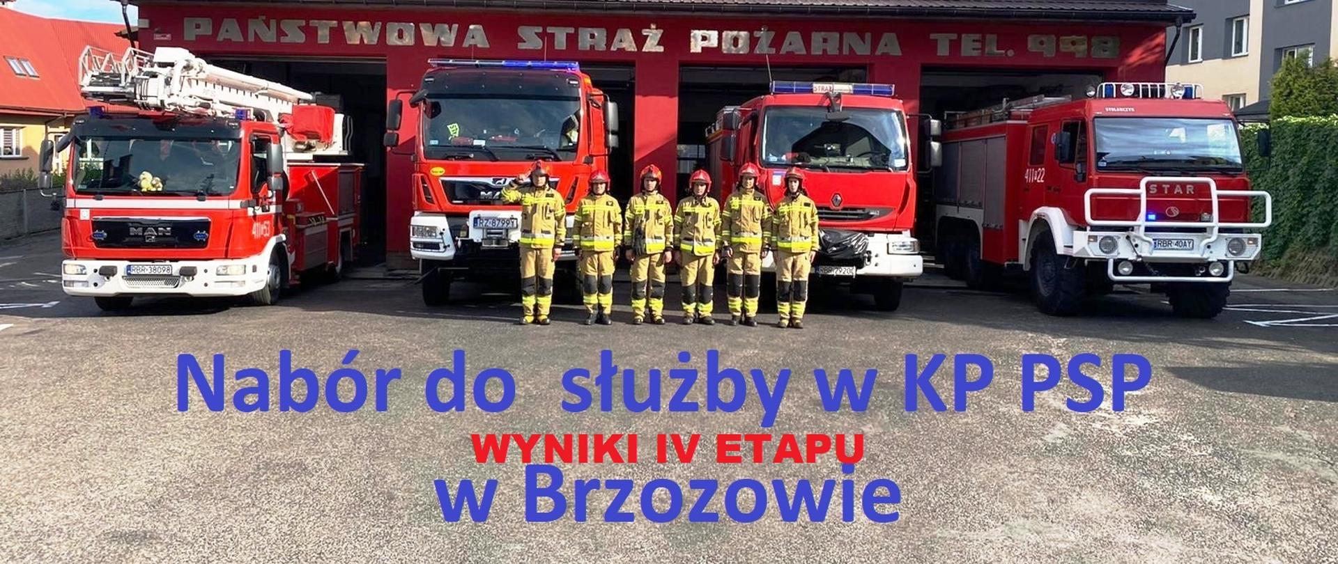 Ogłoszenie o naborze do służby na tle kolorowej fotografii z zastępem strażaków, samochodami pożarniczymi i częścią frontową budynku z garażami. Wyniki IV etapu.