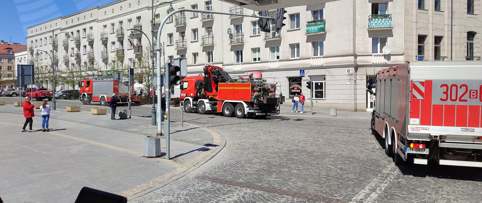 Uroczysty przejazd kolumny pojazdów pożarniczych