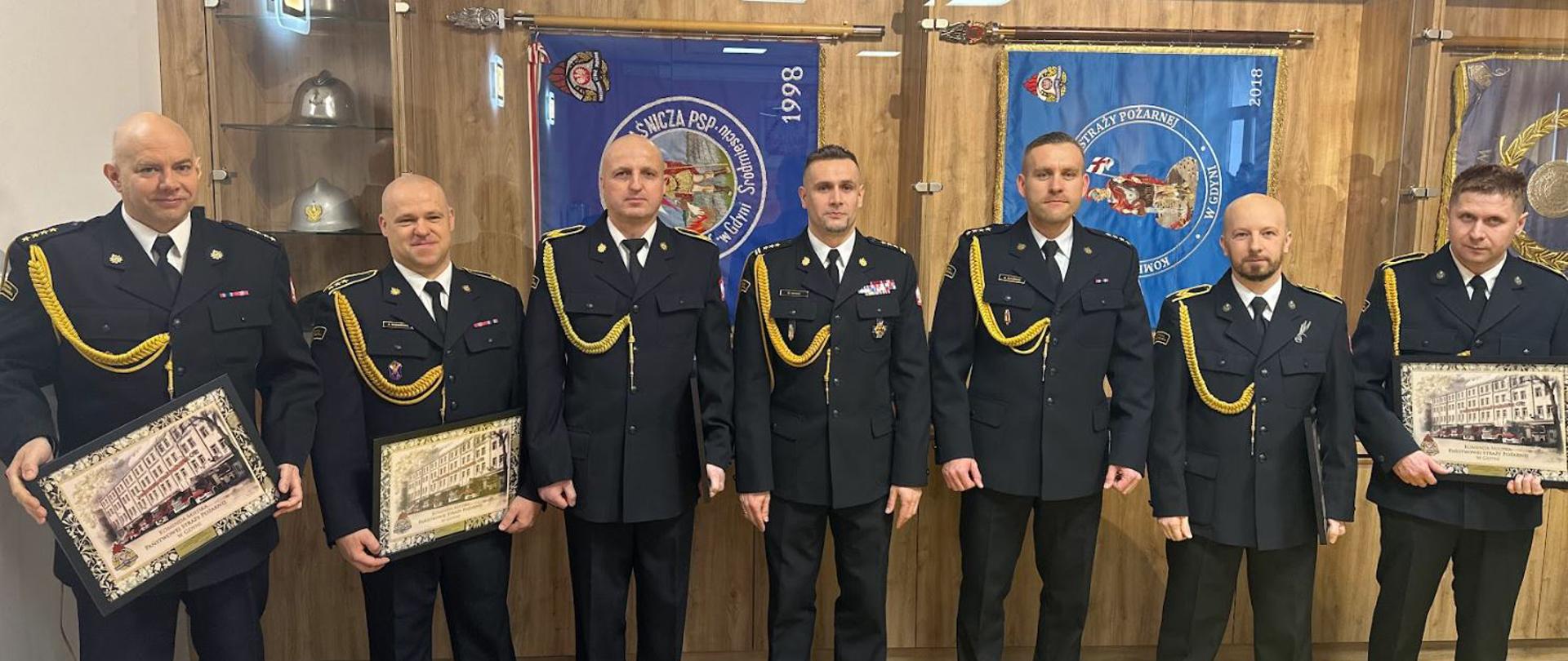 pozują funkcjonariusze