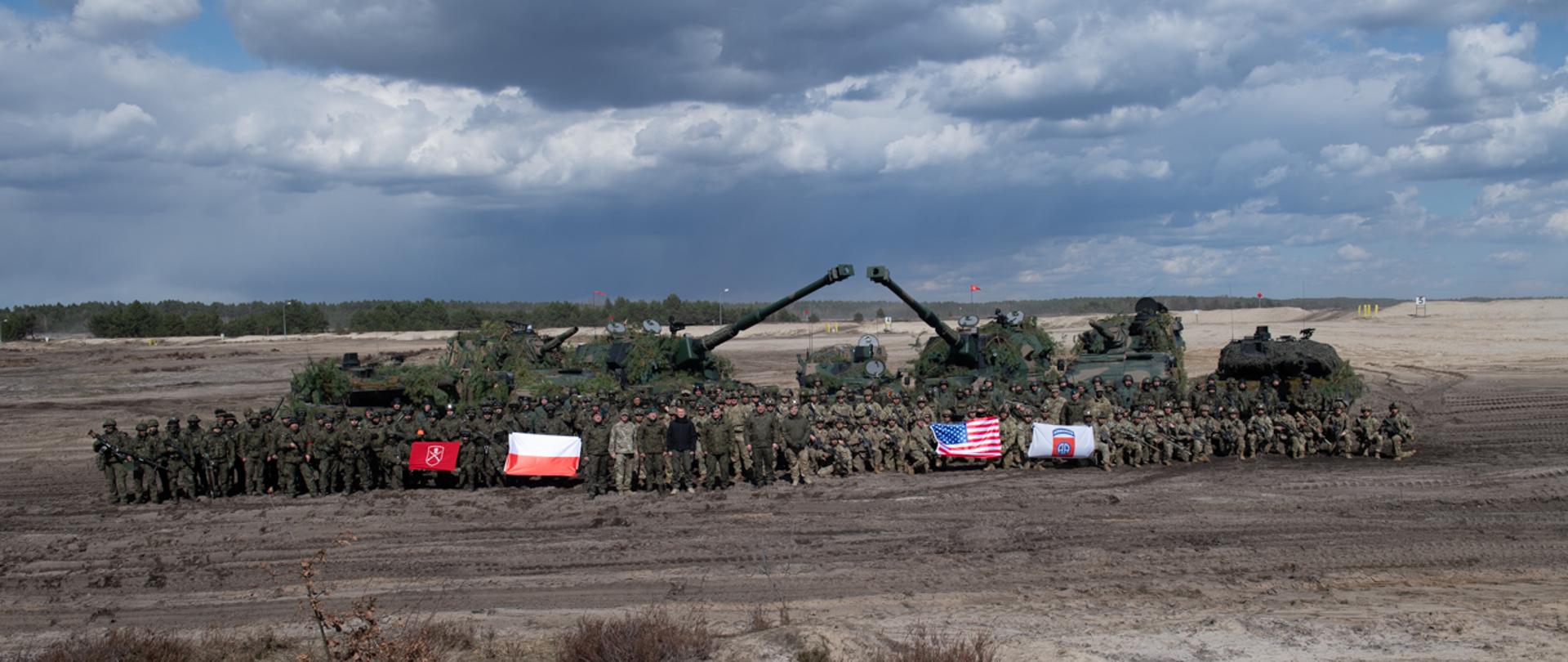 Żołnierze polscy i amerykańscy na szkoleniu poligonowym na Nowej Dębie