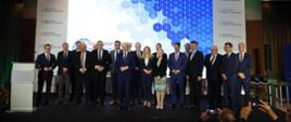 Wspólne zdjęcie wykonane w trakcie uroczystość podpisania Porozumienia sektorowego na rzecz rozwoju gospodarki wodorowej w Polsce.