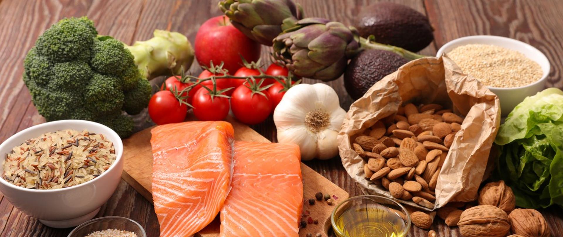 na stole znajdują sie zdrowe produkty takie jak ryba, warzywa i produkty zbożowe