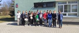 Wspólne zdjęcie uczniów i nauczycieli przed budynkiem Collegium Wójcickiego – Wydział Inżynierii Produkcji i Energetyki.