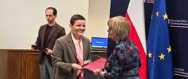  Minister Kultury Marta Cienkowska i Dyrektor Bata Olszańska podczas wręczenie gratulacji z okazji włączenia do projektu. 