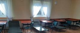 Zdjęcie wykonano w godzinach południowych wewnątrz budynku świetlicy. Porozkładane łóżka polowe ,stoły i krzesła.