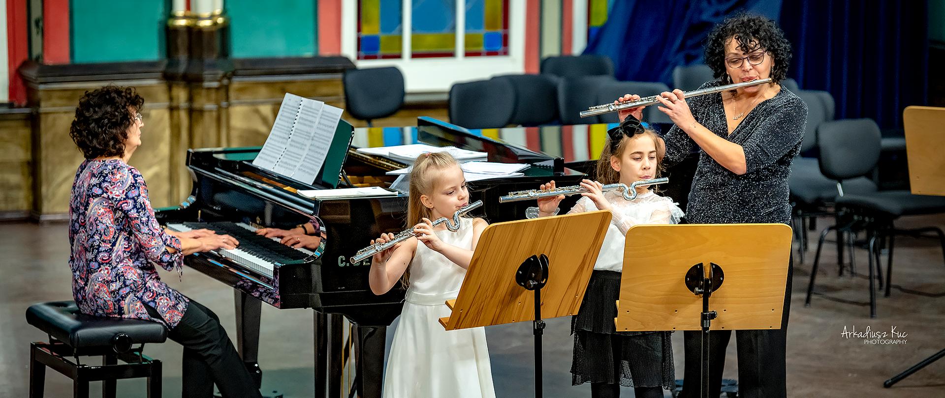 Zdjęcia z koncertu "Mistrz i Uczeń" - nauczyciel akompaniator oraz nauczyciel klasy fletu wraz z uczennicami