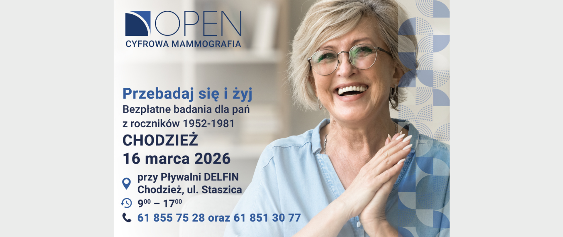 Plakat informacyjny o bezpłatnej mammografii. Po prawej stronie uśmiechnięta starsza kobieta w okularach i niebieskiej koszuli. Po lewej stronie tekst: „OPEN Cyfrowa Mammografia. Przebadaj się i żyj. Bezpłatne badania dla pań z roczników 1952–1981. Chodzież, 16 marca 2026. Przy Pływalni Delfin, ul. Staszica. Godziny 9:00–17:00. Telefon: 61 855 75 28 oraz 61 851 30 77.