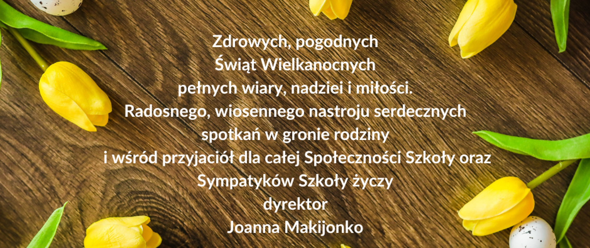 Białe litery na brązowym tle