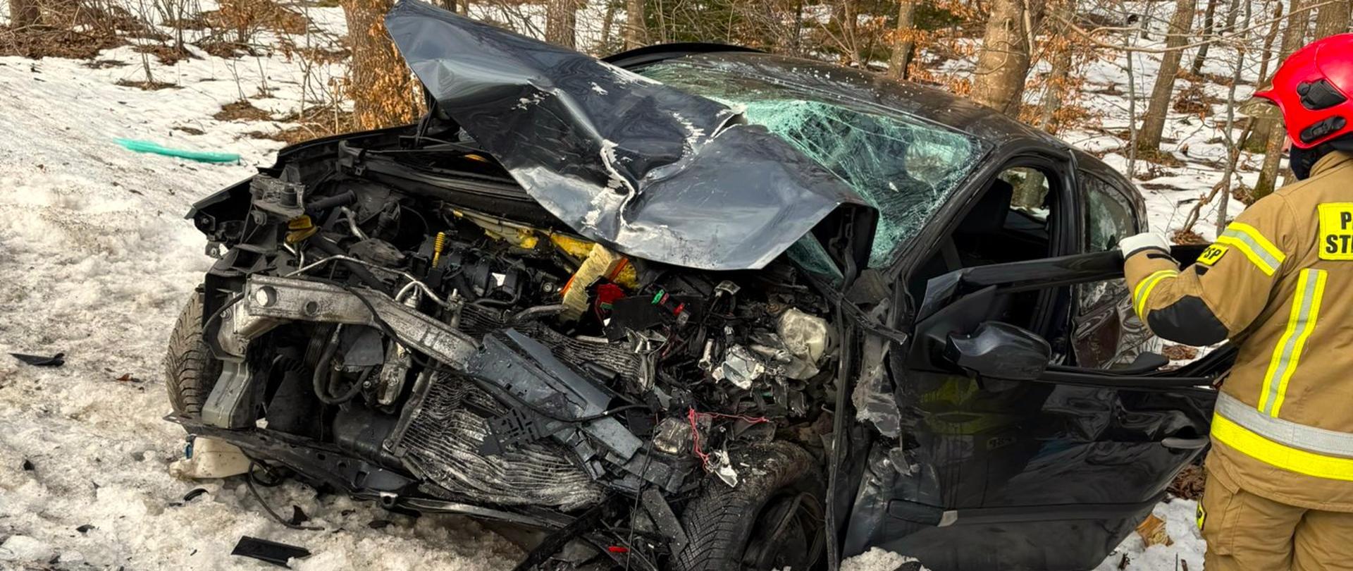 Zdjęcie przedstawia samochód biorący udział w zdarzeniu, rozbite auto, uszkodzony przód 