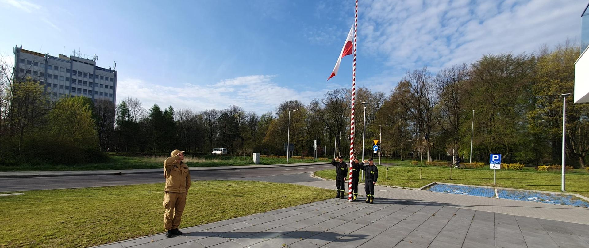 Uroczysta zmiana służby z okazji Dnia Flagi Rzeczypospolitej.