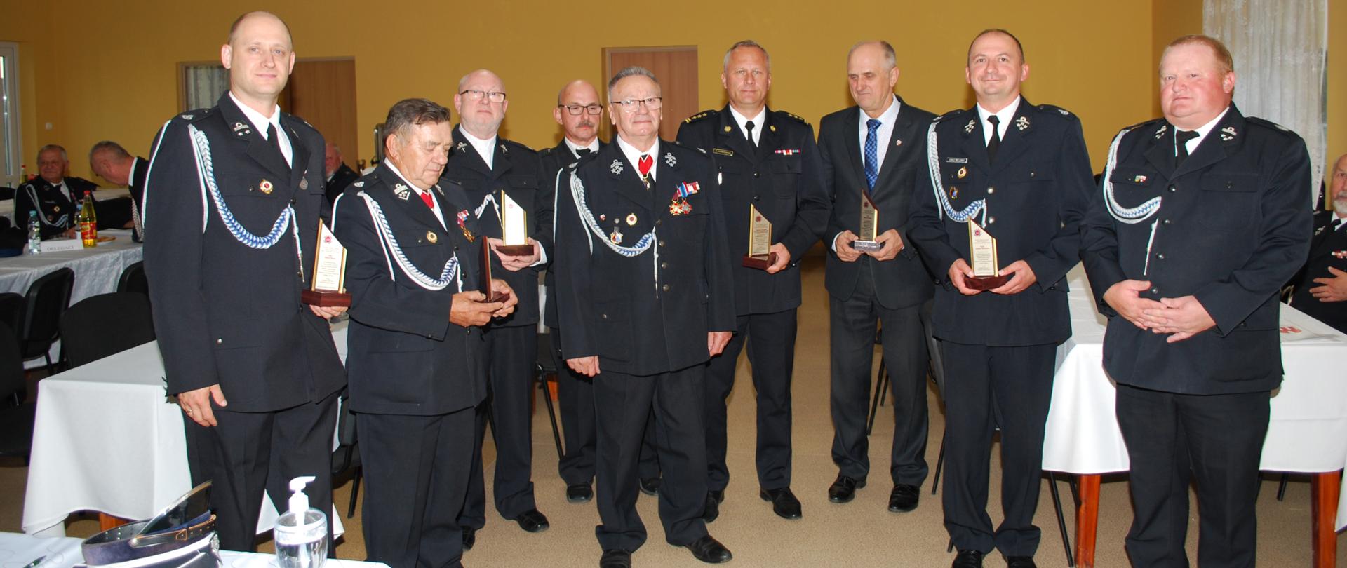 Zdjęcie przedstawia uczestników XII Zjazdu Oddziału Gminnego Związku Ochotniczych Straży Pożarnych Rzeczypospolitej Polskiej w Gąsawie