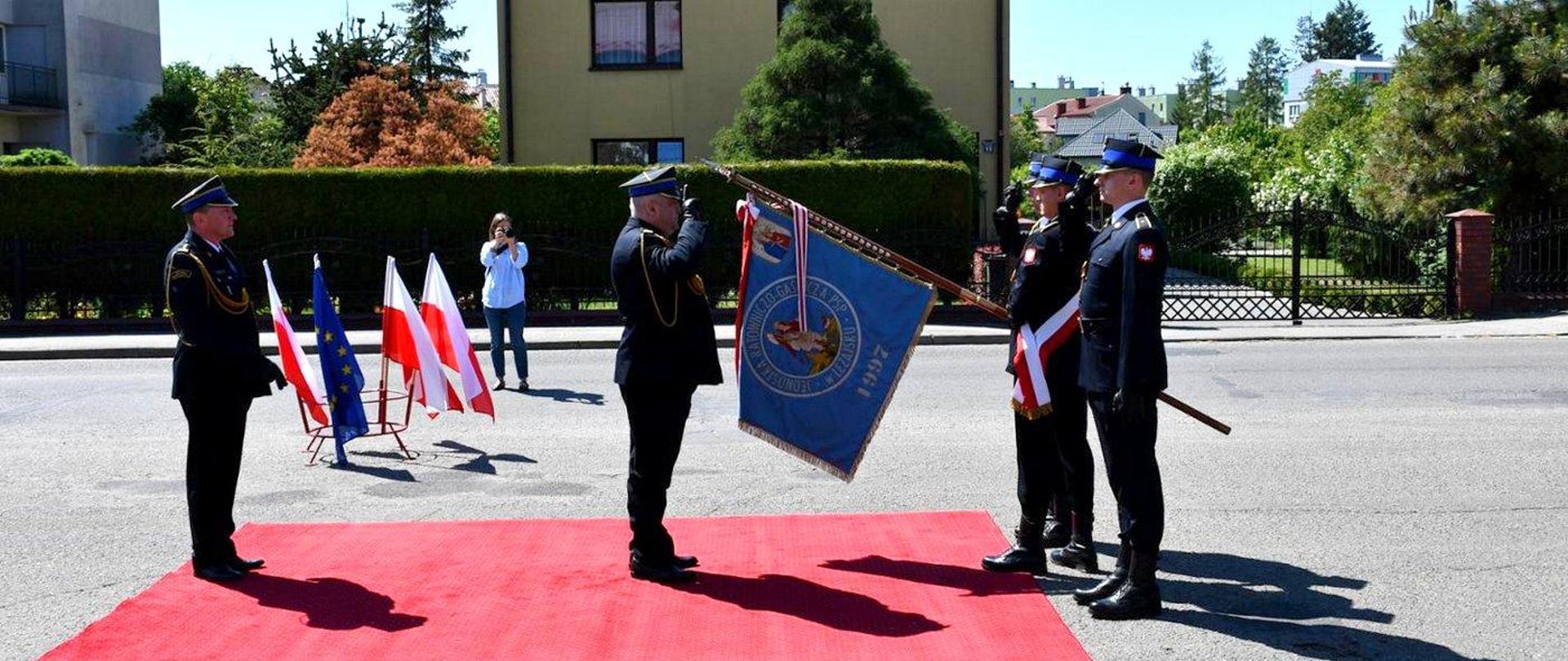 Na zdjęciu widzimy przejmowanie obowiązków Komendanta Powiatowego Państwowej Straży Pożarnej w Leżajsku.
