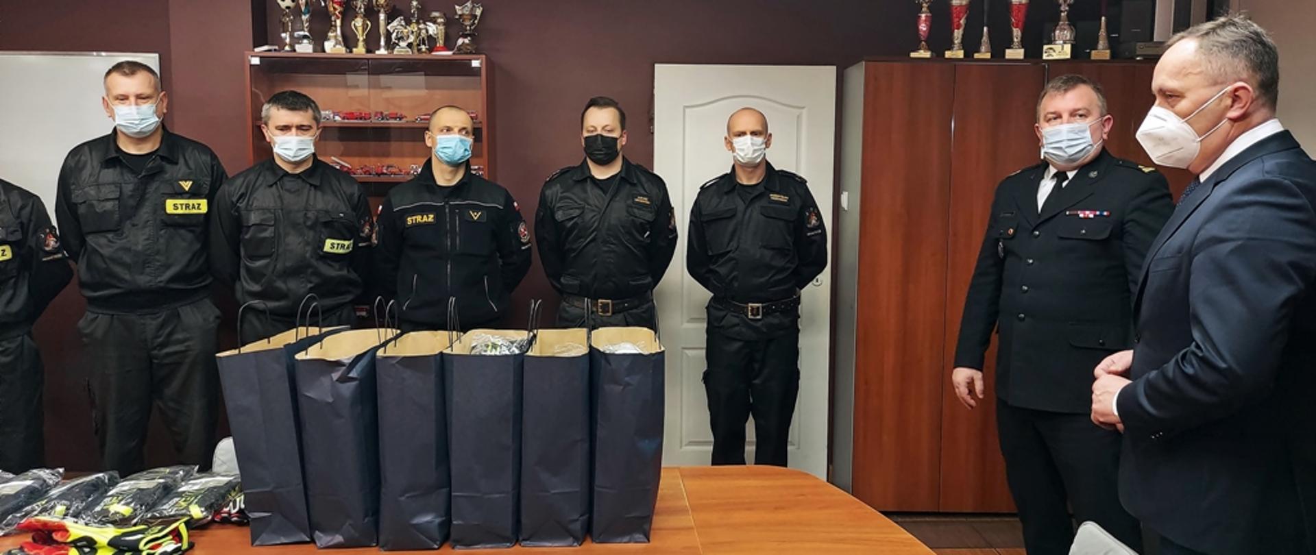 Przekazanie rękawic przez starostę siemiatyckiego 