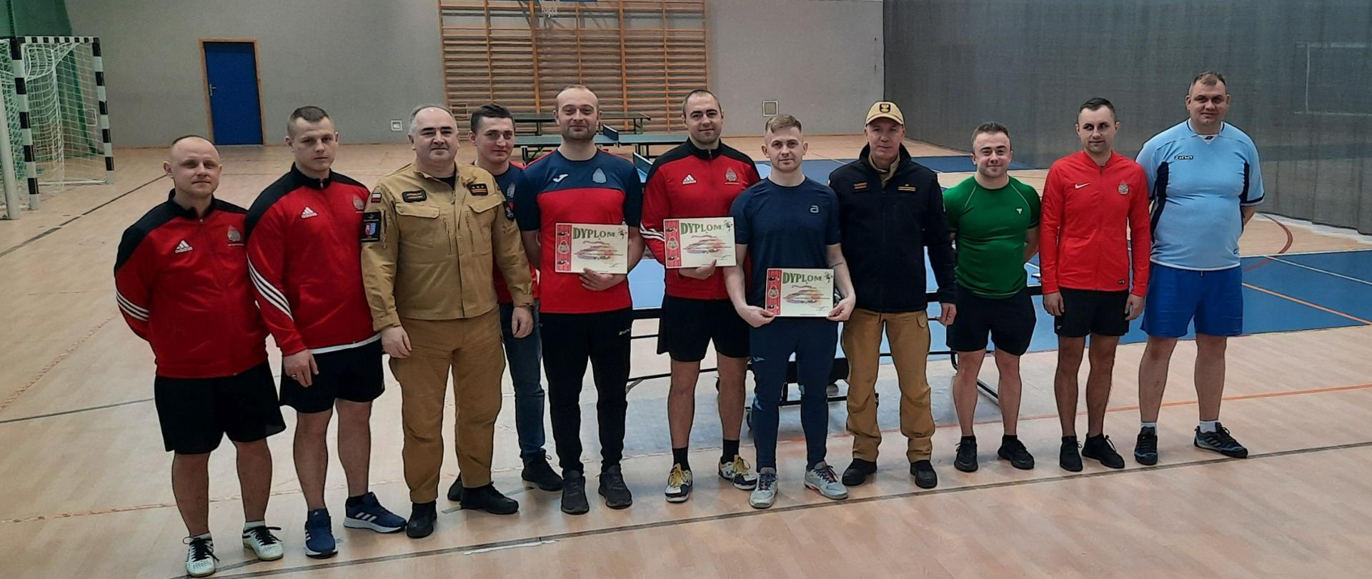 Wspólne zdjęcie z dyplomami wszystkich uczestników eliminacji