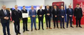 Wiceminister Ireneusz Zyska wręczył promesy na zakup nowych samochodów dla OSP z Dolnego Śląska
