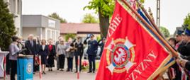 Zdjęcie przedstawia Komendanta Powiatowego PSP w Zgierzu wraz z przedstawicielami Policji podczas obchodów uroczystości Święta 3-go Maja 