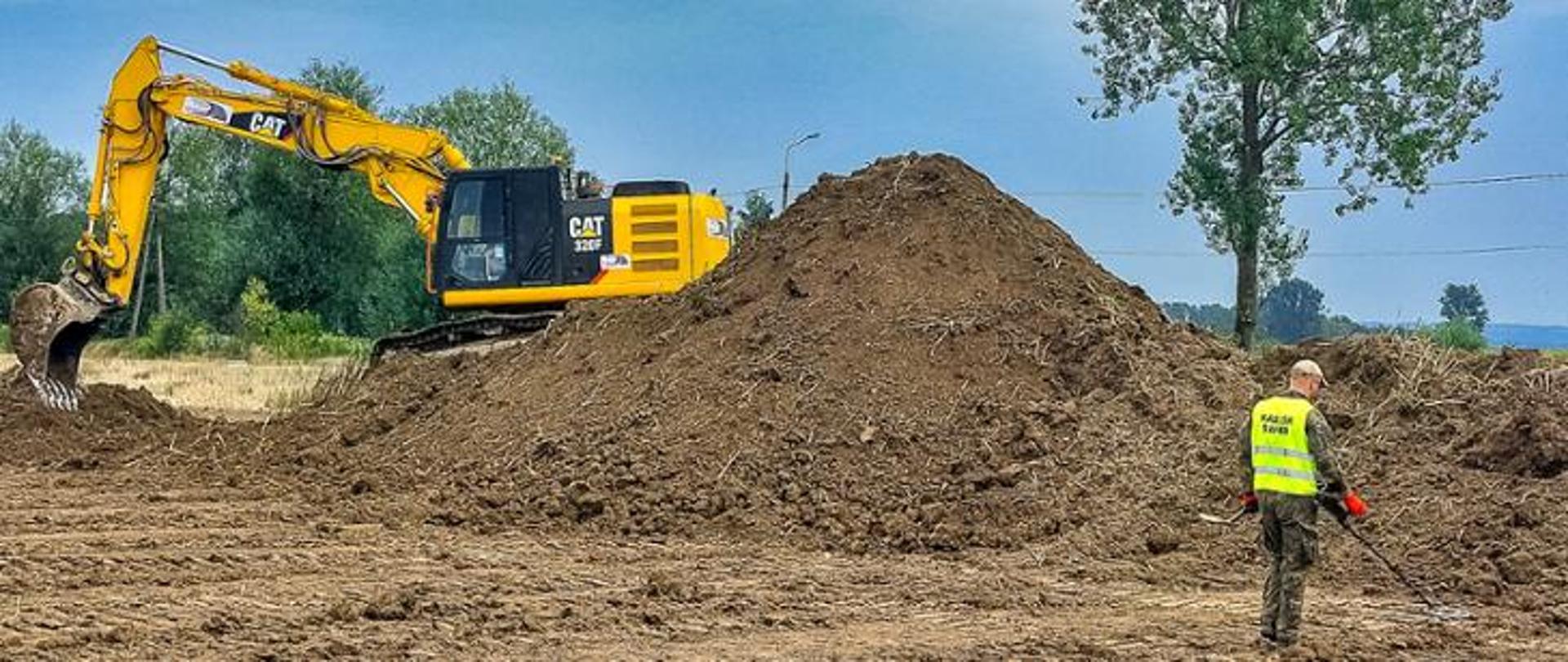 DK79 prace saperskie na budowie obwodnicy Zabierzowa, po lewej koparka