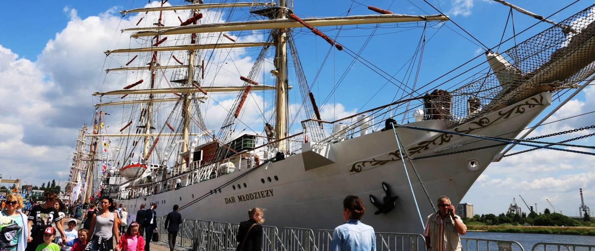 Na zdjęciu znajduje się żaglowiec Dar Młodzieży zacumowany przy brzegu