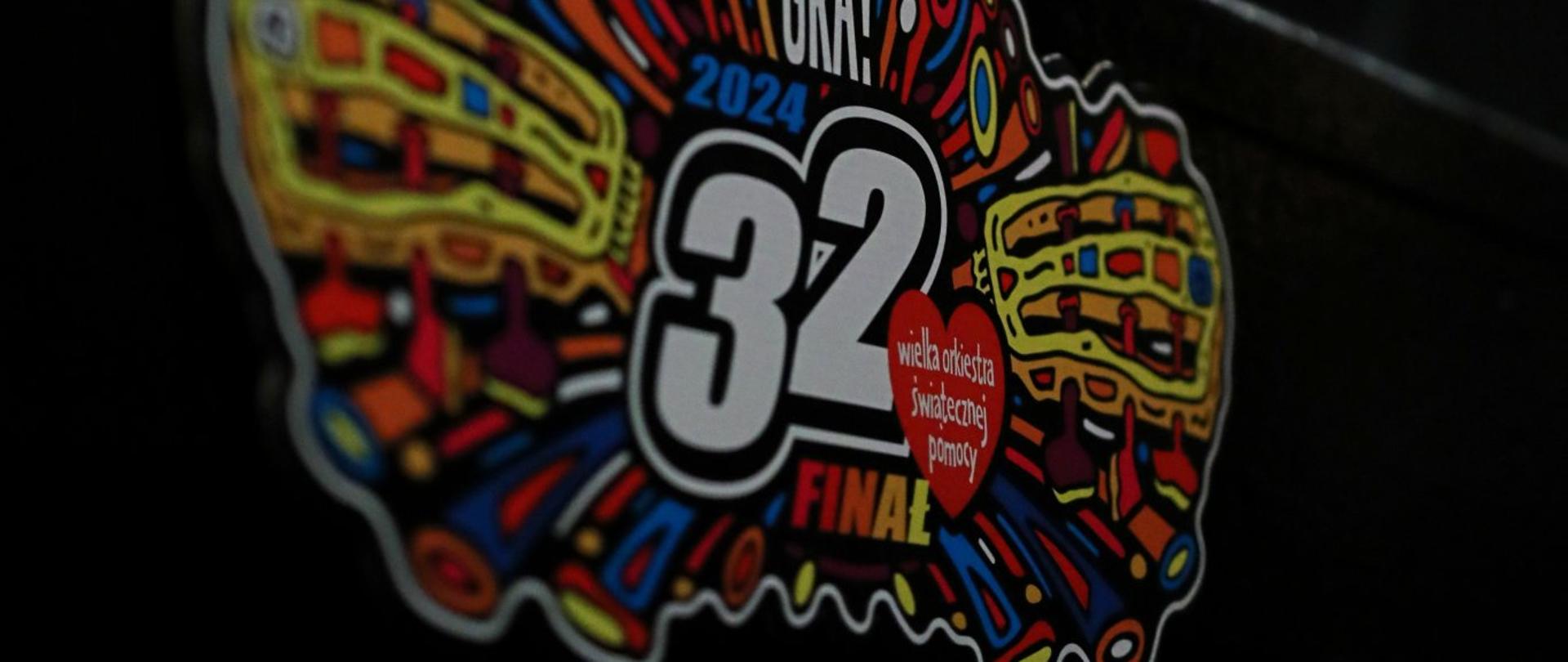 Grafika kolorowa przedstawiająca zaokrąglony kształt z logo WOŚP-u