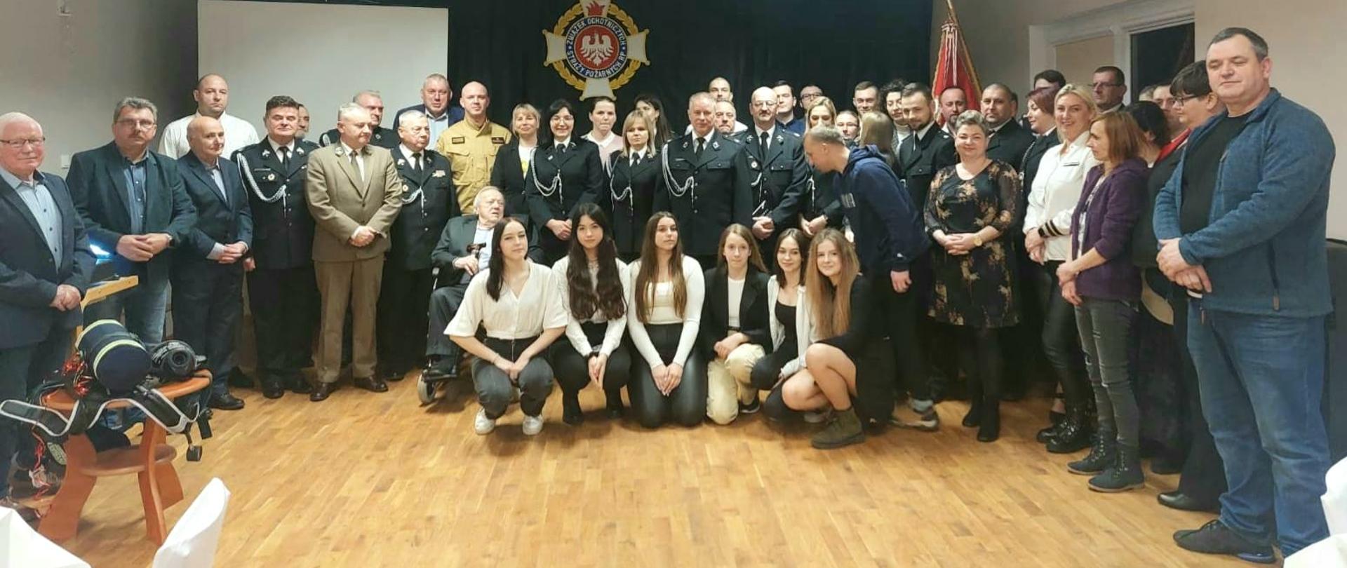 Zdjęcie grupowe, uczestników zebrania w OSP Korzybie