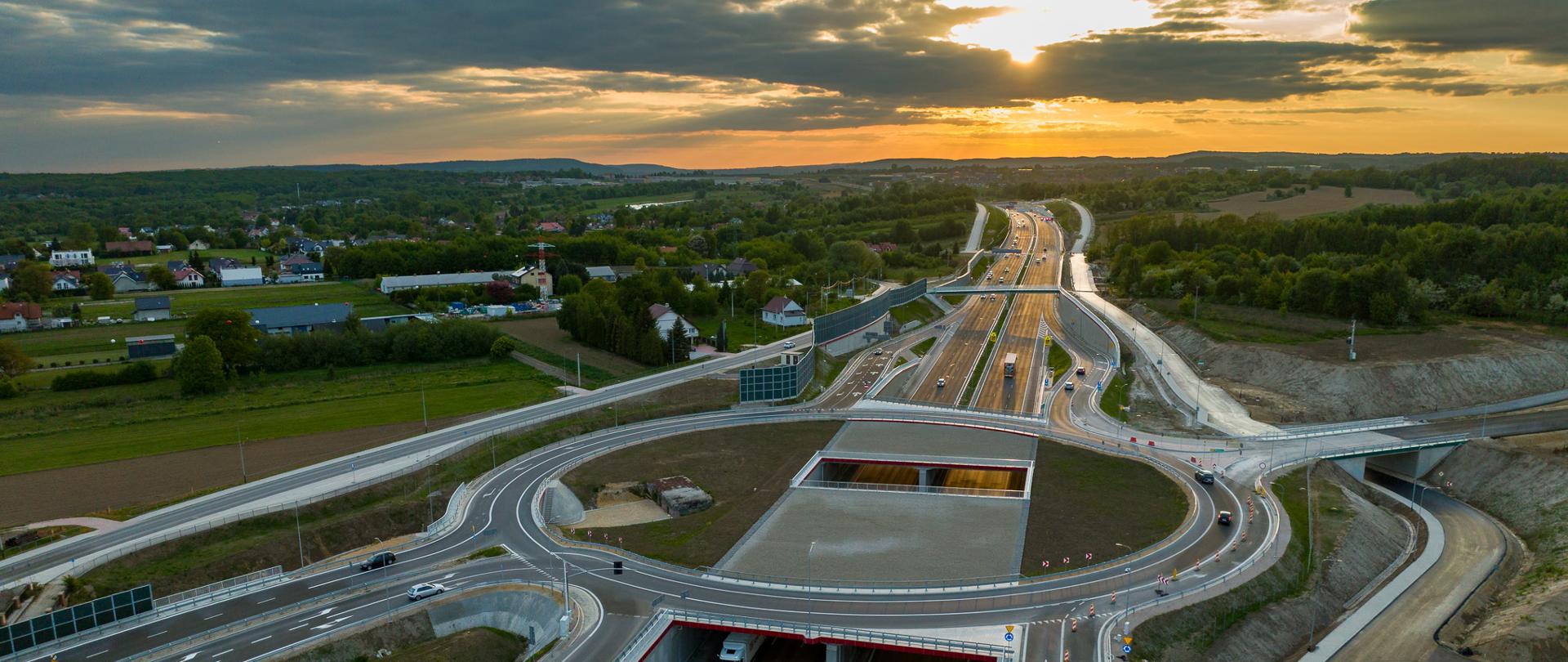 S52 Północna Obwodnica Krakowa, węzeł Zielonki i tunel. Widok z drona w świetle zachodzącego słońca.