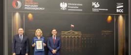Agnieszka Nowak, Naczelnik Urzędu Skarbowego w Ostrowcu Świętokrzyskim z wyróżnieniem, w towarzystiwe Z-cy Szefa KAS Zbigniewa Stawickiego oraz dr Łukasza Bernatowicza Wiceprezesa BCC