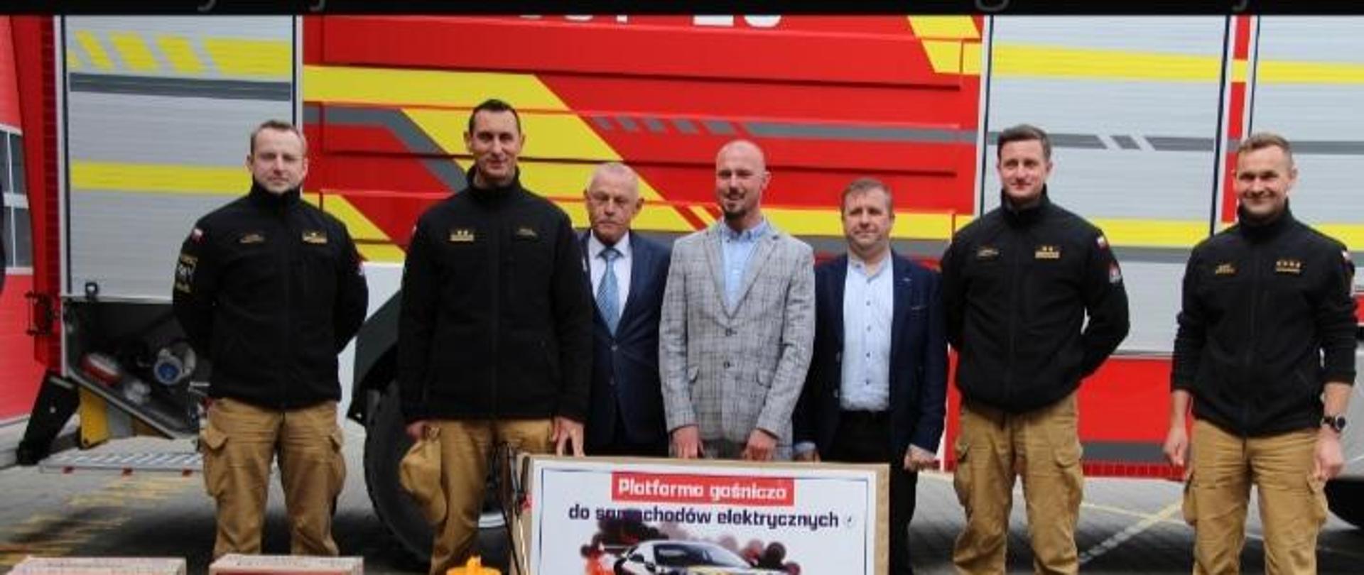 Dowódcy JRG i przedstawiciele firmy oraz udostępniona platforma do gaszenia