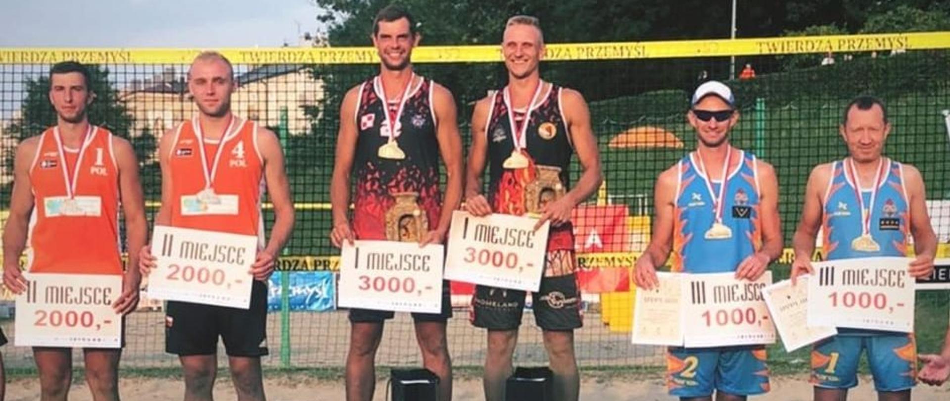  V Mistrzostwa Polski w Siatkówce Plażowej Służb Mundurowych – Twierdza Przemyśl 2021 - dekoracja uczestników, którzy zajęli czołowe miejsca.