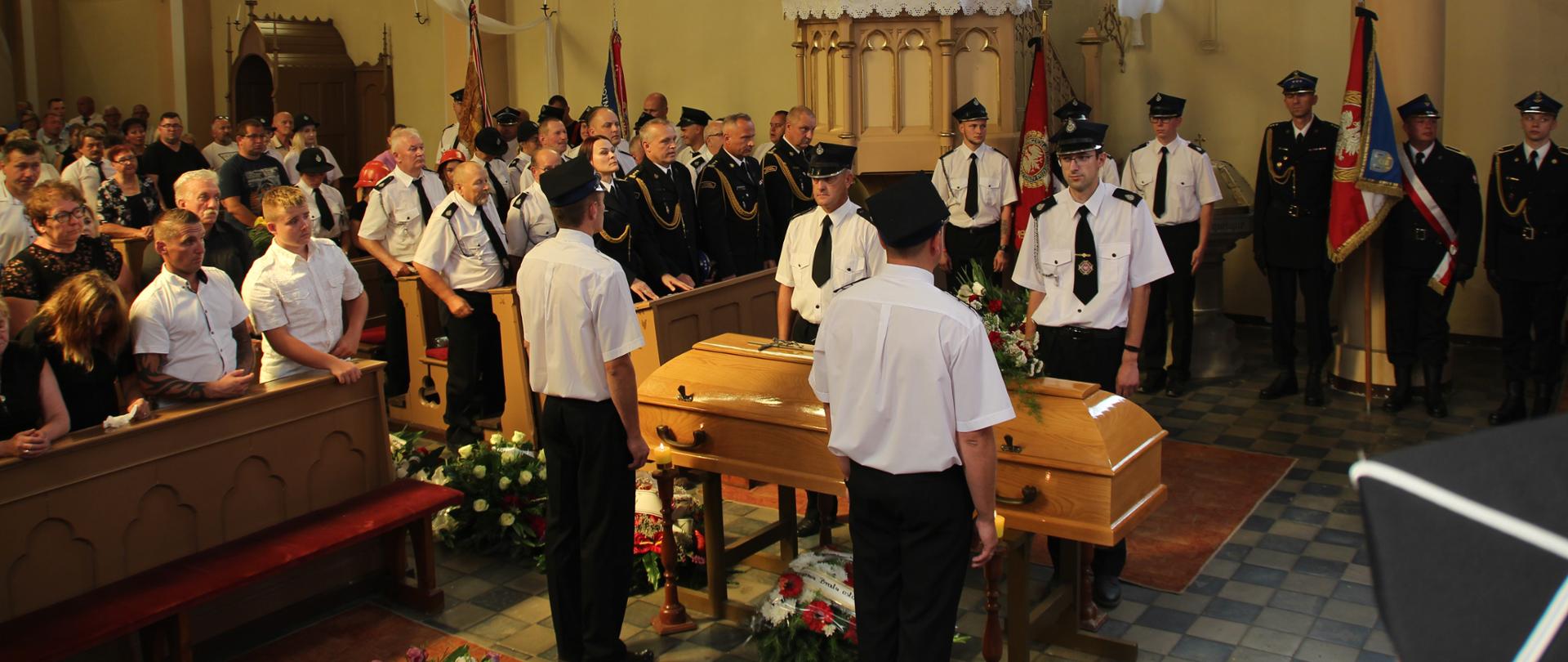 zdjęcie przedstawia funkcjonariuszy OSP honorowej warty przy trumnie zmarłego druha OSP Sarbinowo Drugie 