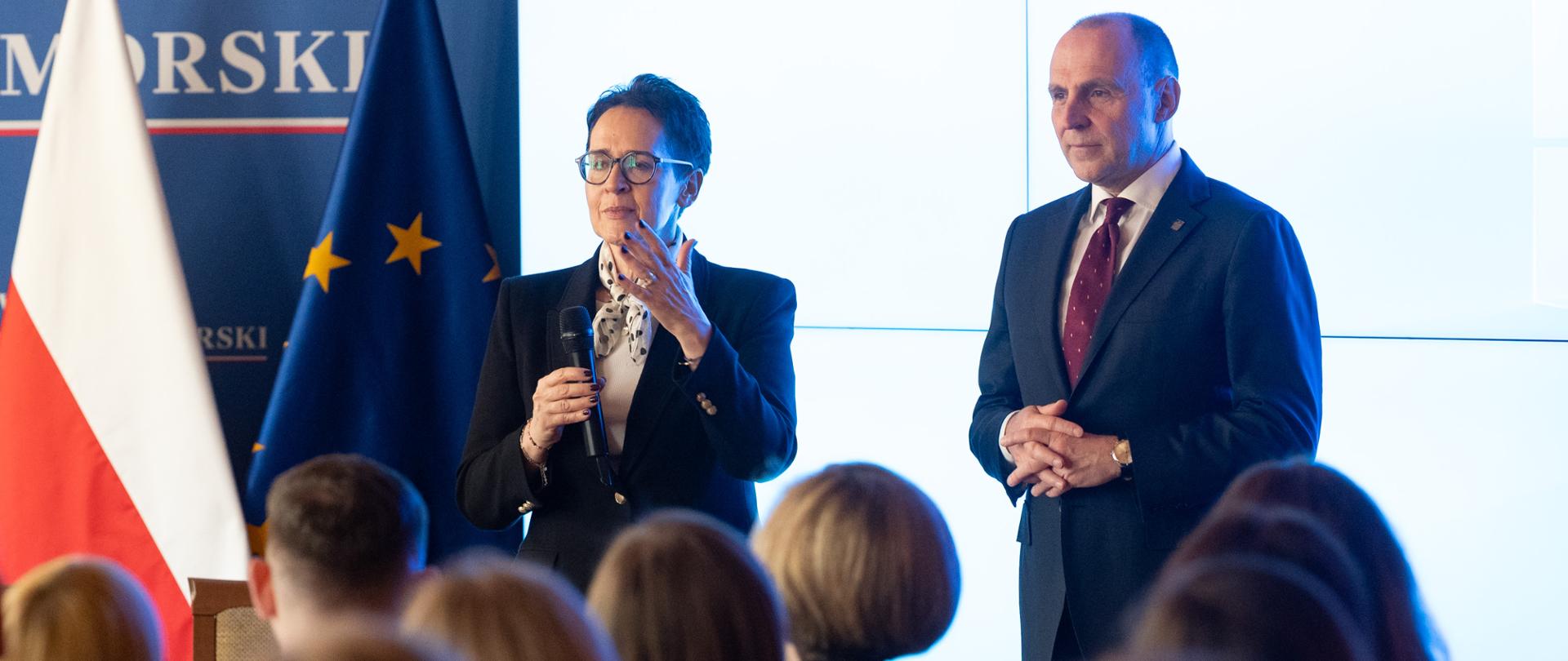 Szefowa służby cywilnej Anita Noskowska-Piątkowska i wojewoda wojewoda Adam Rudawski podczas spotkania z pracownikami urzędów