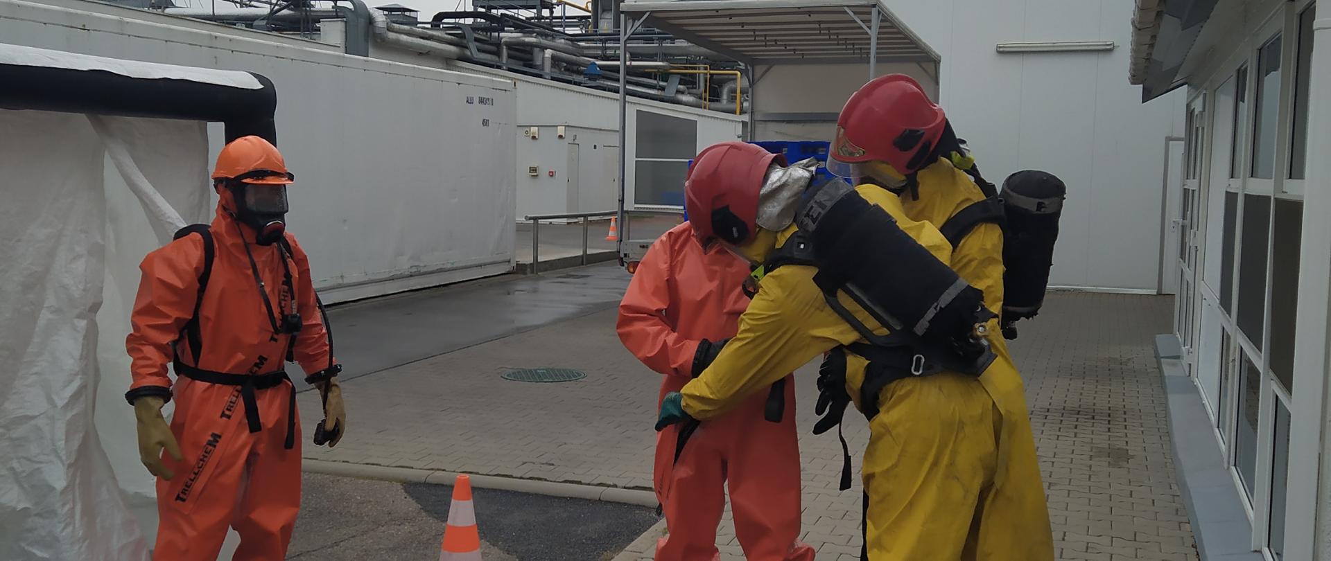 Ćwiczenia w zakładach przetwórstwa rybnego. Dekontaminacja zakładowej służby ratowniczej