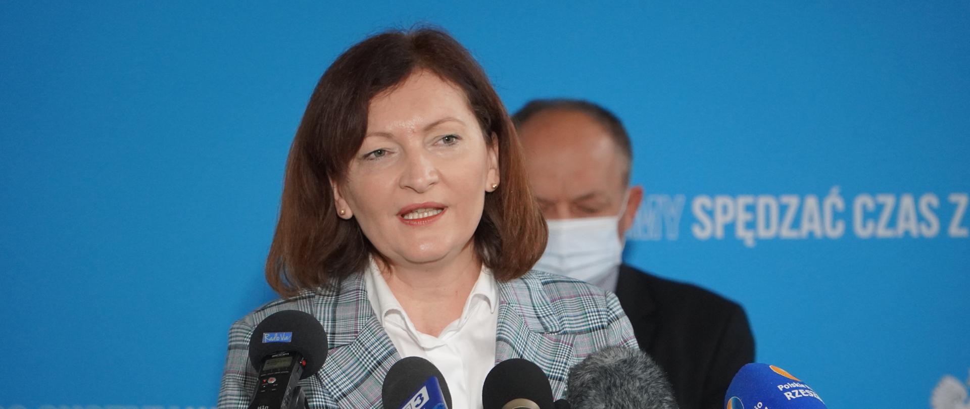 Wojewoda podkarpacki Ewa Leniart zabiera głos podczas konferencji prasowej na temat sytuacji epidemicznej w regionie