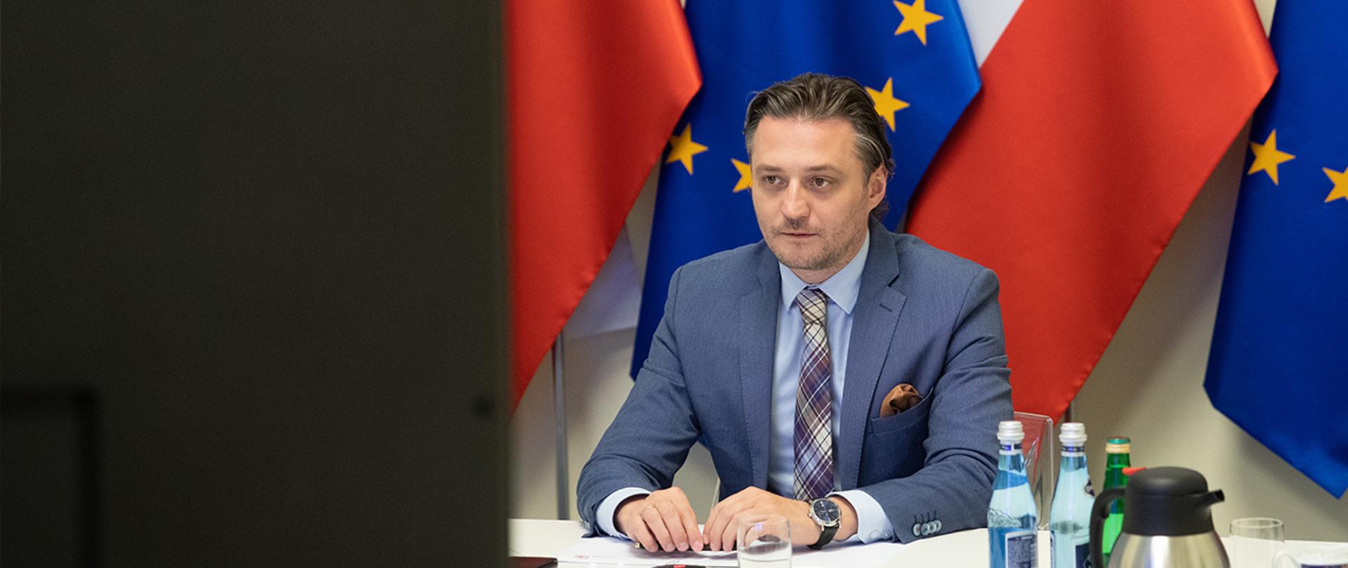 Na zdjęciu: wiceminister Bartosz Grodecki podczas wideokonferencji 