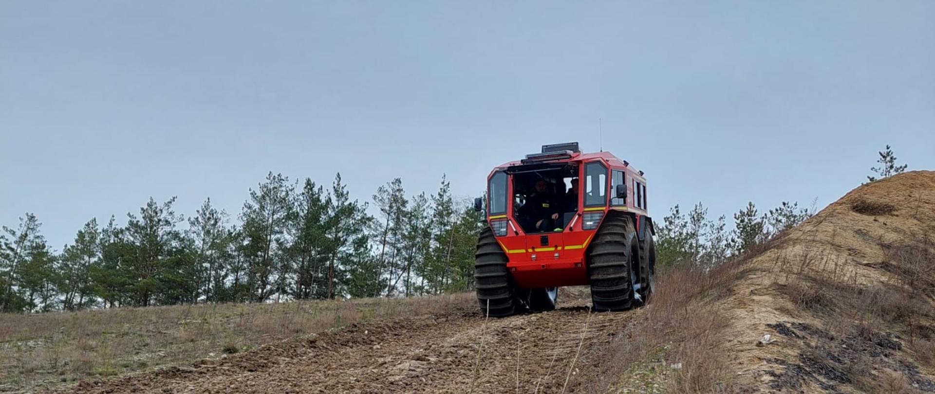 Pojazd Sherp zjeżdżający z wzniesienia