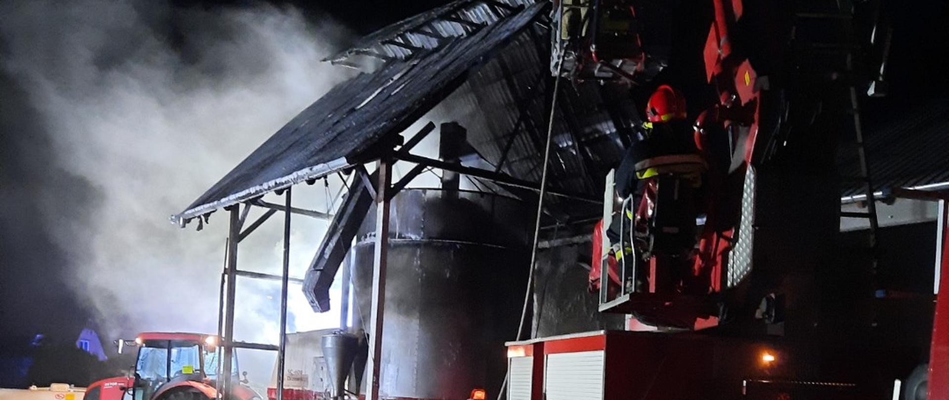 Strażacy gaszą pożar silosu na zboże który wybuchł a następnie się zapalił. 