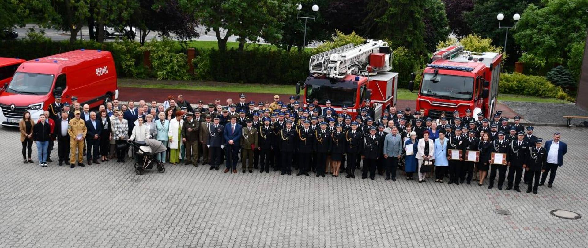 Powiatowe obchody dnia strażaka w Namysłowie. Pamiątkowe zdjęcie uczestników.