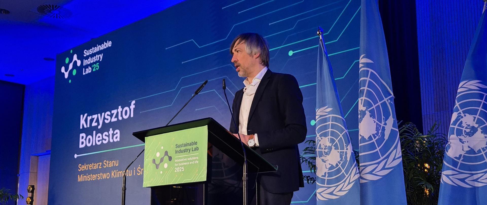 Wiceminister klimatu i środowiska Krzysztof Bolesta podczas konferencji "Zintegrowana transformacja cyfrowa i środowiskowa: dekarbonizacja miast i przemysłu"